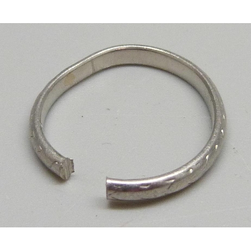 998 - A platinum ring, a/f, 3g