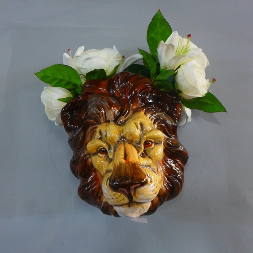 1404 - A handpainted ceramic Lion head wall sconce (SD3509)