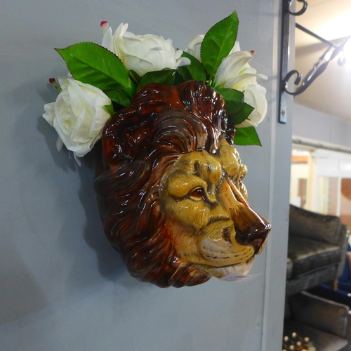 1404 - A handpainted ceramic Lion head wall sconce (SD3509)