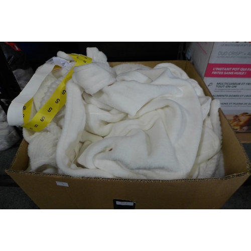 3017 - Large cream fluffy blanket and a robe size small * this lot is subject to VAT