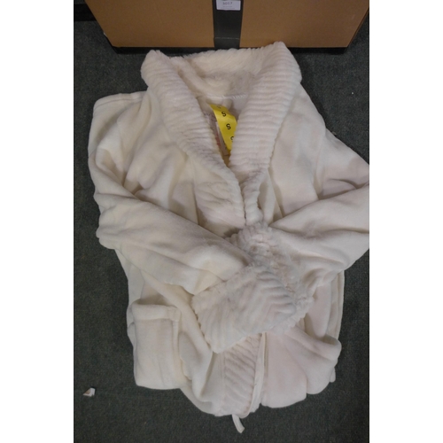 3017 - Large cream fluffy blanket and a robe size small * this lot is subject to VAT