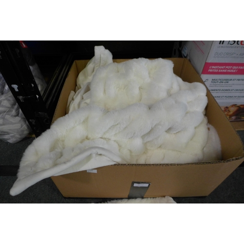 3017 - Large cream fluffy blanket and a robe size small * this lot is subject to VAT