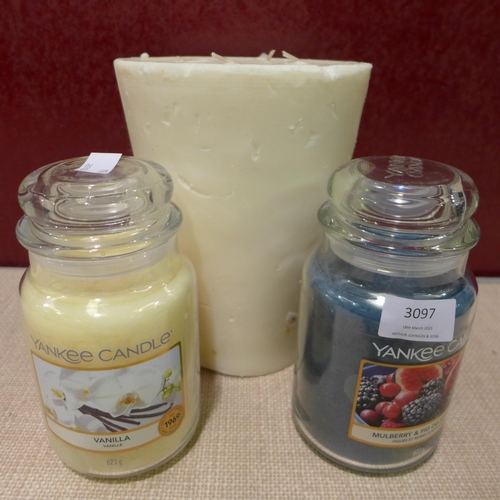 3097 - 2 x Yankee Candles (284-130,143), 4-Wick Speckled Candle Centrepiece * This lot is subject to VAT