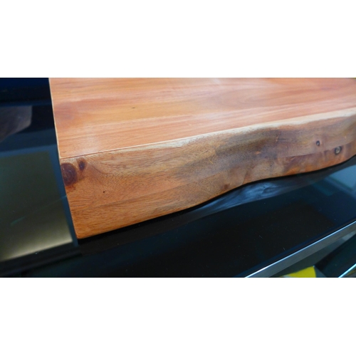 1323 - A hardwood chopping board