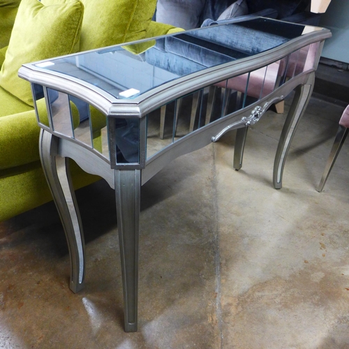 1438 - A mirrored console table, crack to frame