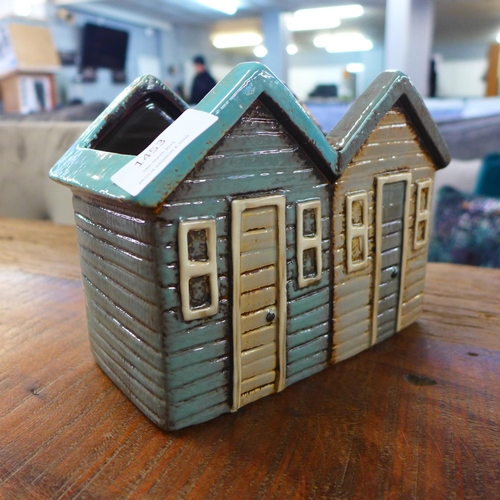 1453 - A ceramic beach hut planter W19cm (565305)