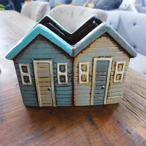 1453 - A ceramic beach hut planter W19cm (565305)