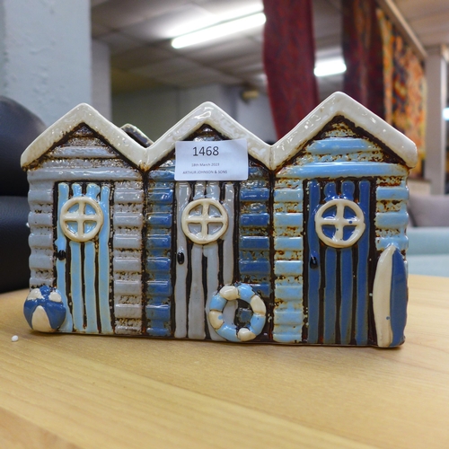 1468 - A ceramic beach hut planter W21cm (570105)