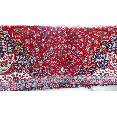 1573 - A large fine woven Iranian carpet, full wool pile with Cashan design, 200cm x 300cm