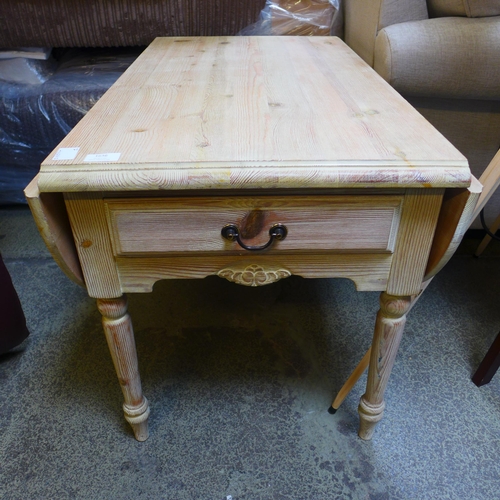 1636 - A pine drop-leaf coffee table