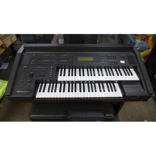 2313 - Yamaha Electone EL-70 electric organ with stool. Powered on and found to play/work