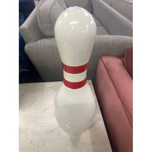 1391 - An extra large bowling pin ornament