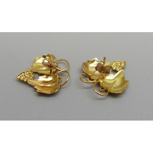 1155 - A pair of 9ct gold earrings, grapevine design, 2.3g