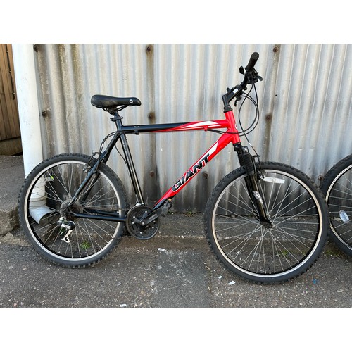 2173 - Aluminum Giant Rock mountain bike/bicycle/MTB *Police Repossession*