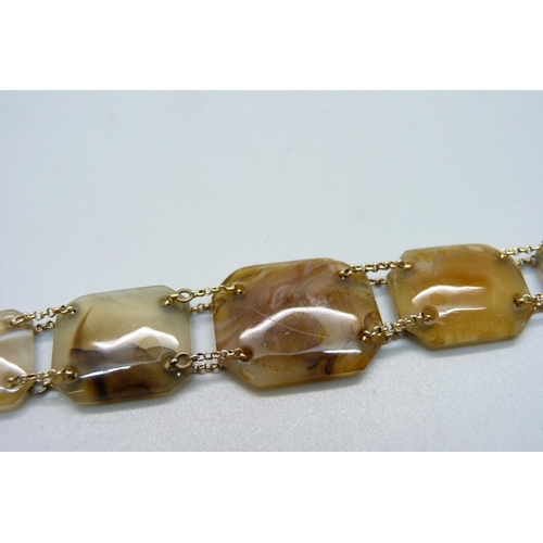 1003 - A yellow metal and agate bracelet, 18cm