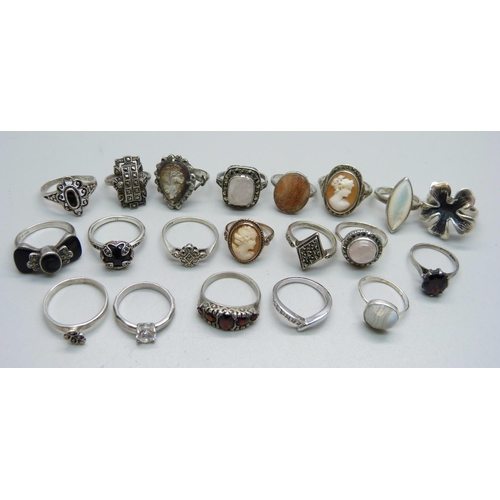 1006 - Twenty silver rings including T. Sabo, 63g