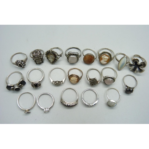 1006 - Twenty silver rings including T. Sabo, 63g