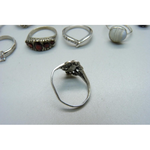 1006 - Twenty silver rings including T. Sabo, 63g