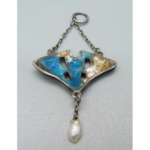 1012 - An enamelled Art Nouveau pendant