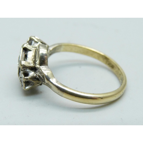 1024 - A yellow metal three stone diamond Art Deco ring, 4.3g, M