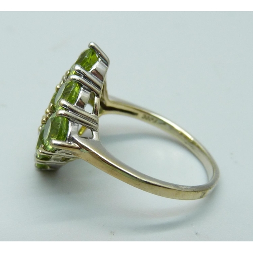 1032 - A silver gilt and peridot cluster ring, S