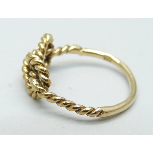 1038 - A 9ct gold knot ring, 1.9g, K