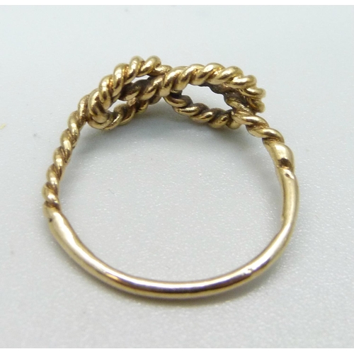 1038 - A 9ct gold knot ring, 1.9g, K