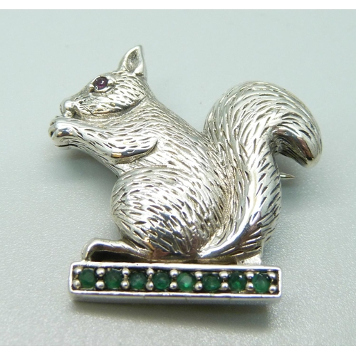 1039 - A silver and emerald squirrel brooch