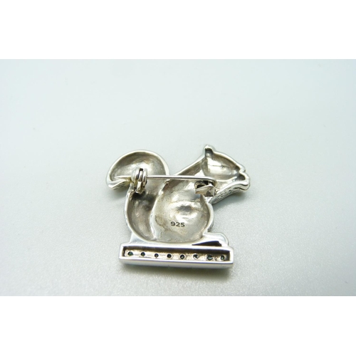 1039 - A silver and emerald squirrel brooch