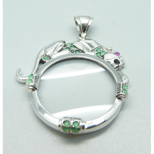 1045 - An Art Deco silver wild cat emerald set magnifying glass/pendant