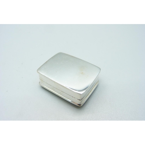 1047 - A silver and enamel pill box, 31mm wide