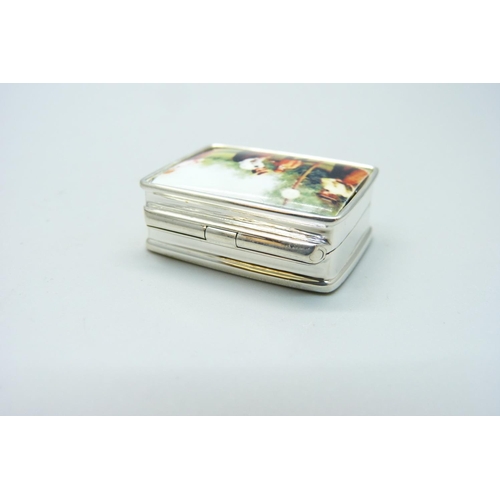 1047 - A silver and enamel pill box, 31mm wide