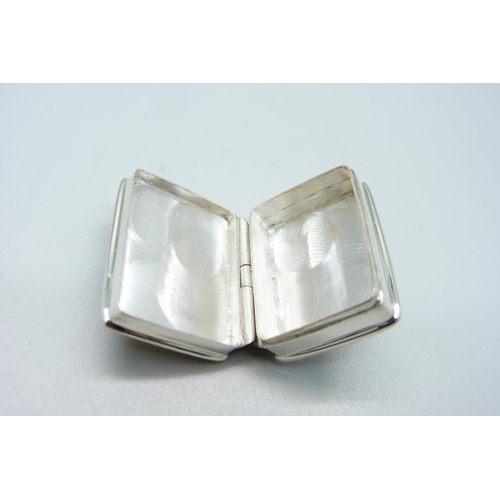 1047 - A silver and enamel pill box, 31mm wide