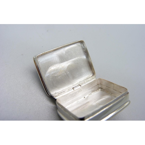 1047 - A silver and enamel pill box, 31mm wide