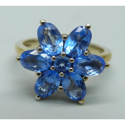 1050 - A silver gilt blue stone cluster ring, N