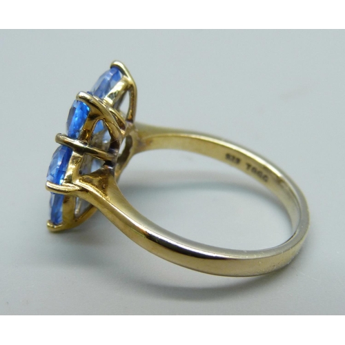 1050 - A silver gilt blue stone cluster ring, N