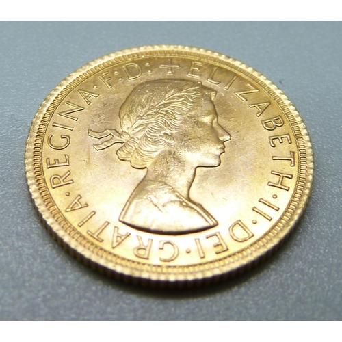 1055 - A 1966 gold full sovereign