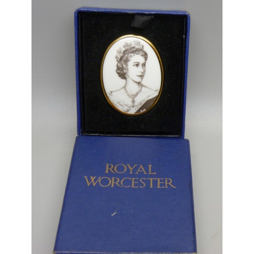 1071 - A Coronation 1953 Queen Elizabeth II brooch, with box