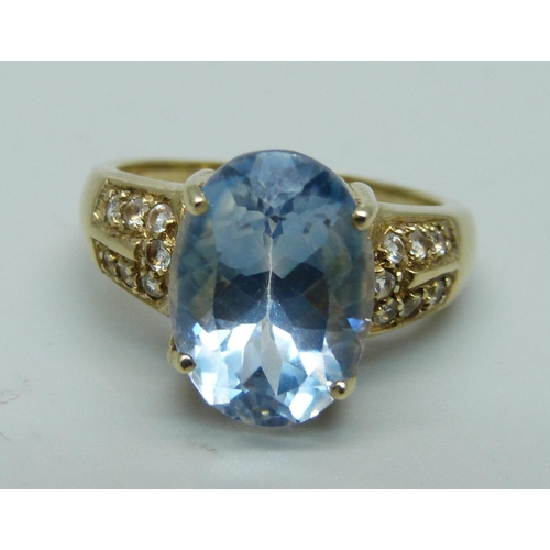 1080 - A 9ct gold and topaz ring, 8ct topaz weight, Birmingham 2006, 6.3g, S