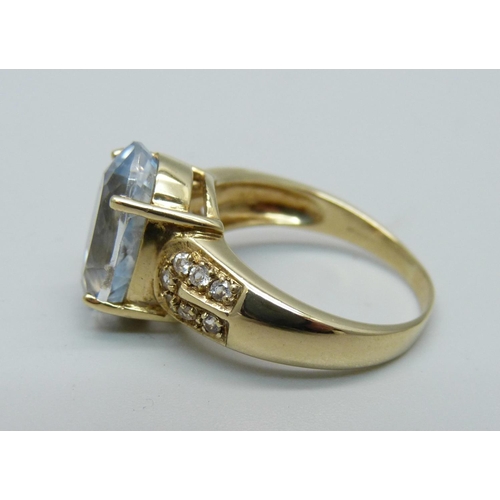 1080 - A 9ct gold and topaz ring, 8ct topaz weight, Birmingham 2006, 6.3g, S