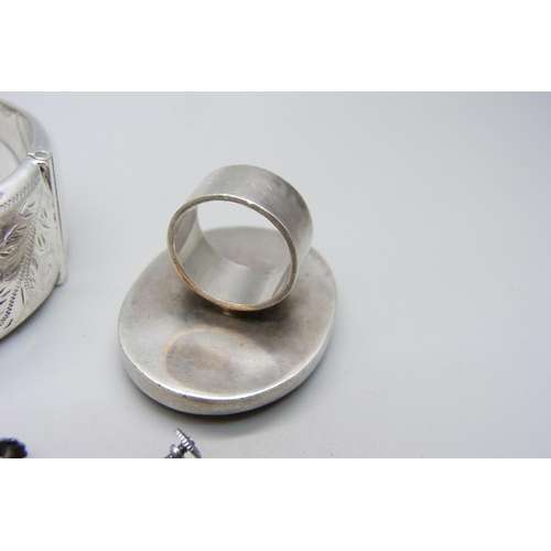 1090 - A large hallmarked silver and agate ring, a hallmarked silver bangle, a/f, dented, (bangle 37g), a V... 