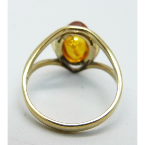 1117 - A silver gilt and cabochon amber ring, S