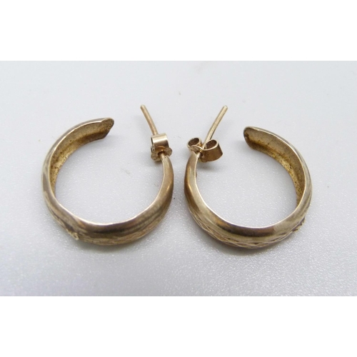 1120D - A pair of yellow metal hoop earrings, 1.7g