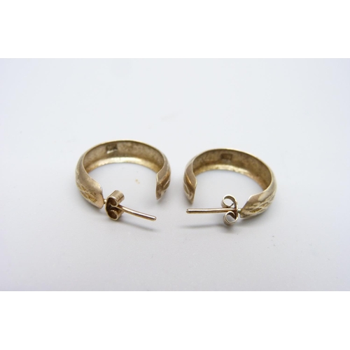 1120D - A pair of yellow metal hoop earrings, 1.7g