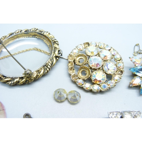 1120E - Costume jewellery and a 9ct gold bar brooch