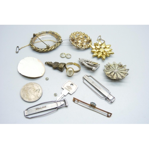 1120E - Costume jewellery and a 9ct gold bar brooch