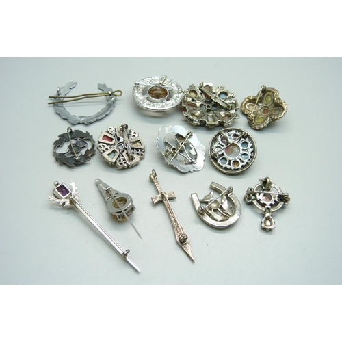 1135 - A collection of Scottish style brooches