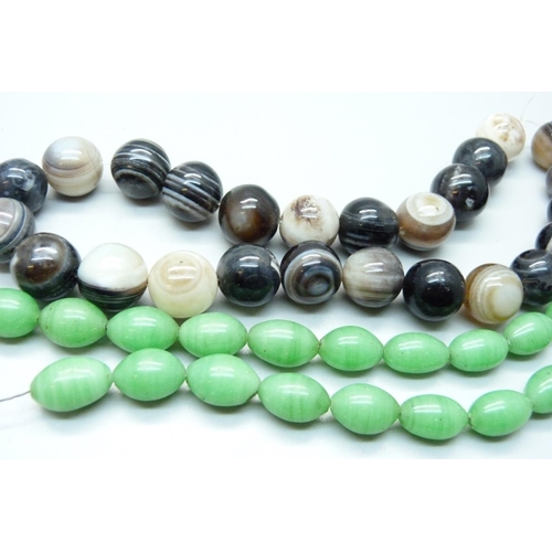 1170 - An agate bead necklace and a green bead necklet