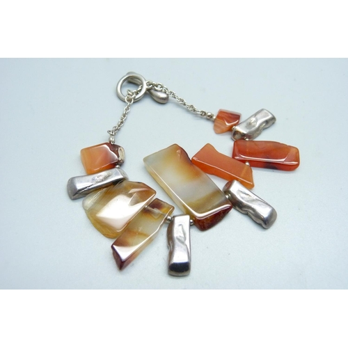 1185 - A silver and agate bracelet