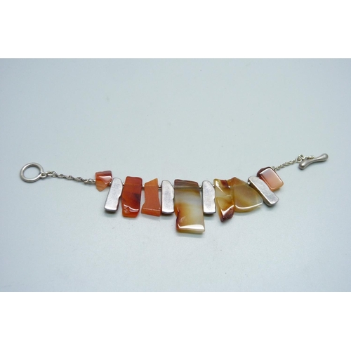 1185 - A silver and agate bracelet